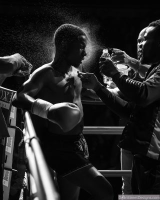 Fighters corner mem / Schwarz-weiss  Fotografie von Fotograf Ed Aldridge ★3 | STRKNG