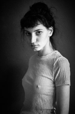 Emy im Shirt / Portrait  Fotografie von Fotograf Dirk Rohra ★24 | STRKNG