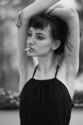 Emy auf dem Balkon / Portrait  photography by Photographer Dirk Rohra ★24 | STRKNG