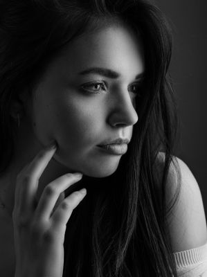 Sarah 3 / Portrait  photography by Photographer Jürgen Steppan | STRKNG