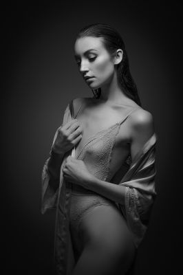 Sensual Portrait / Schwarz-weiss  Fotografie von Fotograf Robert Nowotny ★1 | STRKNG