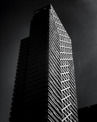 Skyscraper the Hague / Schwarz-weiss  Fotografie von Fotograf Tjeerd van der Heeft | STRKNG