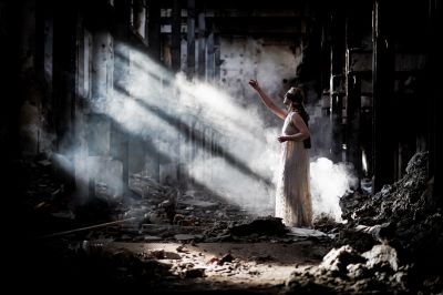 Durch die Dunkelheit leuchtet...  das schwächste Licht... / Kreativ  Fotografie von Fotografin Jacky-fotos | STRKNG