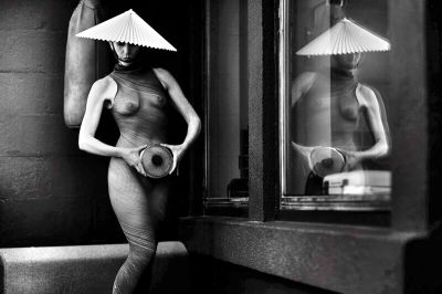 DISCUS / Black and White  photography by Model NERAM06 ★8 | STRKNG