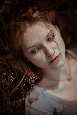 And I hate what&#039;s left, but you know I can&#039;t let go / Portrait  photography by Photographer Mrs Theatralisch ★4 | STRKNG