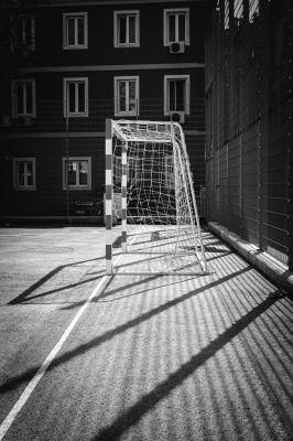 Straßenfußball / Schwarz-weiss  Fotografie von Fotograf David Jahn ★3 | STRKNG