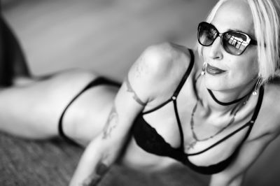 Schwarz-weiss  Fotografie von Model Alana ★4 | STRKNG