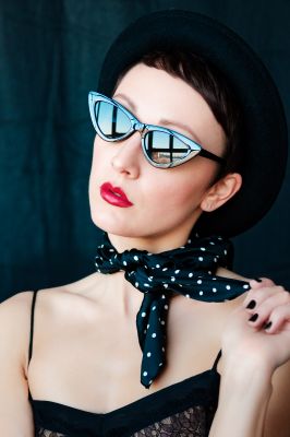 Red lips and glasses / Portrait  photography by Photographer Wolfgang Walter | STRKNG