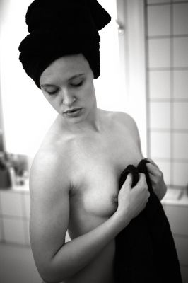 Anna / Schwarz-weiss  Fotografie von Fotograf Roland Müller ★1 | STRKNG