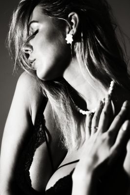 Kristin / Black and White  photography by Photographer Roland Müller ★1 | STRKNG