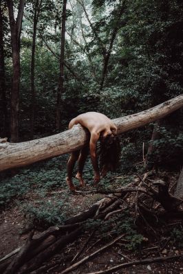 hanging / Fine Art  Fotografie von Model Sebastian Löwe ★4 | STRKNG