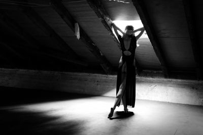 Joanne au grenier / Menschen  Fotografie von Fotografin Annalena Joschko ★1 | STRKNG