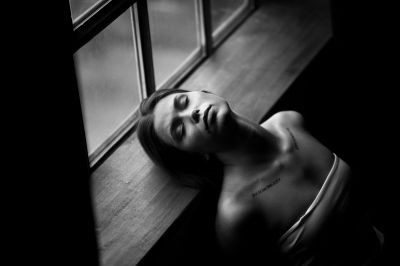 Monique / Schwarz-weiss  Fotografie von Fotograf Olaf Korbanek ★26 | STRKNG