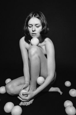 selfportrait with my oranges / Fine Art  Fotografie von Fotografin Katja Heinemann ★9 | STRKNG