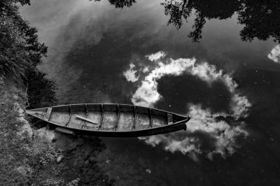 Boat on the Adda River / Schwarz-weiss  Fotografie von Fotograf Storvandre Photography ★2 | STRKNG