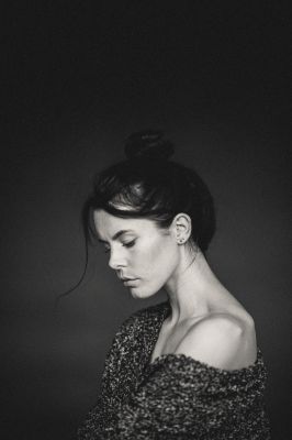 nora / Portrait  photography by Photographer Sanna Dimario ★2 | STRKNG