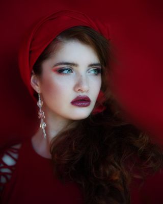 Theresa red women / Portrait  Fotografie von Fotograf Thomas Freyer | STRKNG