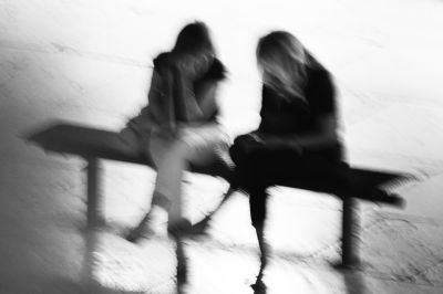 Nächtlicher Gedankenaustausch / Street  photography by Photographer Fritz Naef ★6 | STRKNG