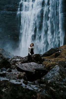 Jenny and the Waterfall / Landscapes  Fotografie von Fotografin by the sea ★5 | STRKNG