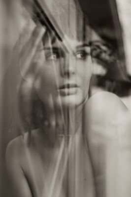 Geeske am Fenster / Fine Art  Fotografie von Fotograf Thomas Huntke ★4 | STRKNG