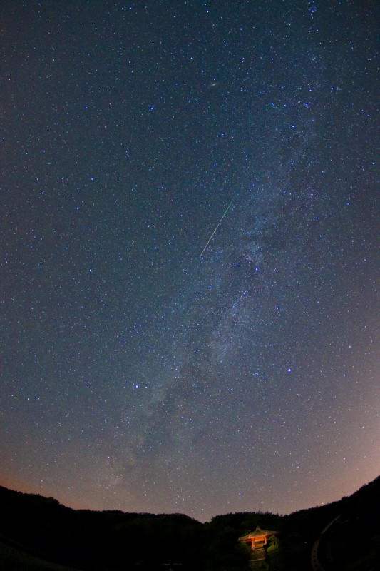Shooting Through the Milky Way over Korea - &copy; Leigh MacArthur | Nacht