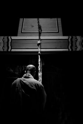 The Monk / Schwarz-weiss  Fotografie von Fotograf Leigh MacArthur | STRKNG