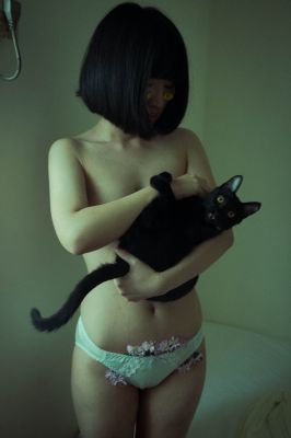 Black cat with owner / Portrait  photography by Photographer Yeh Shu Yu ★6 | STRKNG