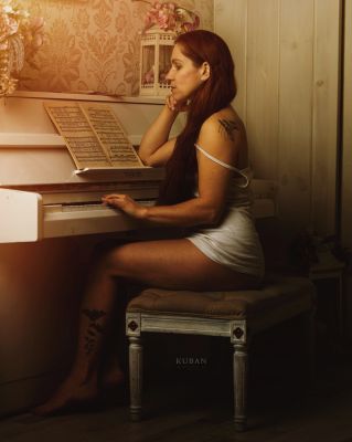 Am Klavier / Portrait  Fotografie von Fotografin Katarzyna Kuban - Kuban Foto | STRKNG