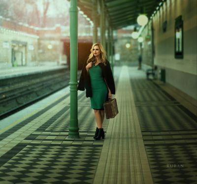 Auf dem Bahnsteig / Portrait  photography by Photographer Katarzyna Kuban - Kuban Foto | STRKNG