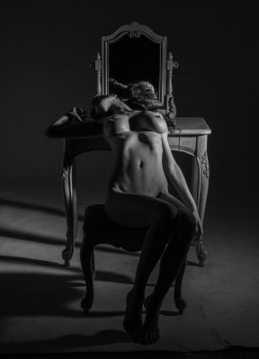 Nude and a mirror / Nude  Fotografie von Fotograf Santo Martinez ★2 | STRKNG