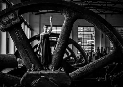 Aglaya in Steel / Schwarz-weiss  Fotografie von Fotograf Jürgen Dröge ★6 | STRKNG