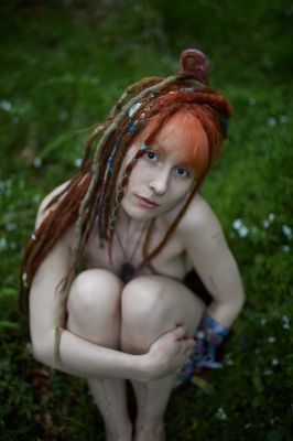 die Unkrautfee im moos / Nude  photography by Model Lou ★2 | STRKNG