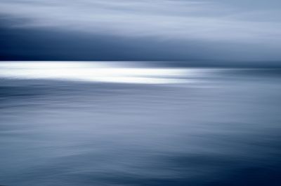Sunbeams on the lake II / Abstrakt  Fotografie von Fotograf Rolf Florschuetz ★2 | STRKNG