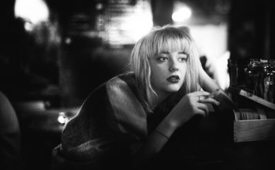 Girl in bar / Portrait  Fotografie von Fotograf Ed Wight ★3 | STRKNG
