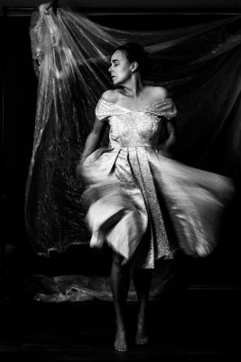 Dance / Schwarz-weiss  Fotografie von Fotografin Carola Bührmann ★8 | STRKNG