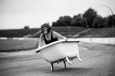 Bathtub race / Schwarz-weiss  Fotografie von Fotografin Carola Bührmann ★8 | STRKNG