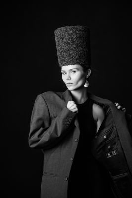 The hat / Schwarz-weiss  Fotografie von Fotografin Carola Bührmann ★8 | STRKNG
