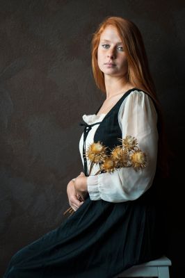 Girl with Thistle Blossoms / Portrait  Fotografie von Fotograf Alex Tsarfin ★7 | STRKNG