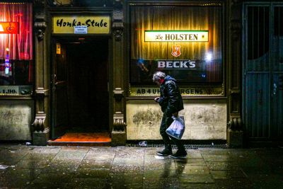 St. Pauli bei Nacht / Street  photography by Photographer Mirko Karsch ★2 | STRKNG