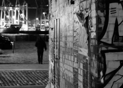 Hamburg, unten am Hafen. / Street  Fotografie von Fotograf Mirko Karsch ★2 | STRKNG