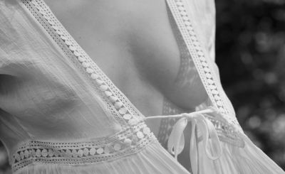 shadow and lace / Schwarz-weiss  Fotografie von Fotograf John Che | STRKNG