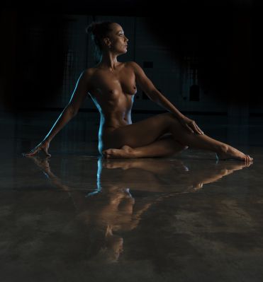 reflections / Nude  photography by Photographer John Che | STRKNG
