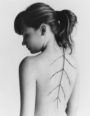 Arianna with tree branch / Portrait  photography by Photographer Rapha Nook ★2 | STRKNG