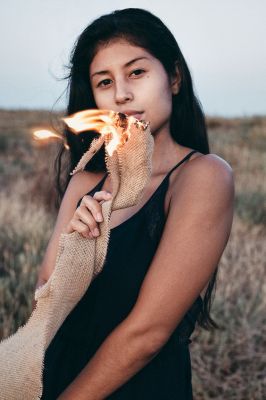 Dalila with fire / Portrait  Fotografie von Fotograf Rapha Nook ★2 | STRKNG