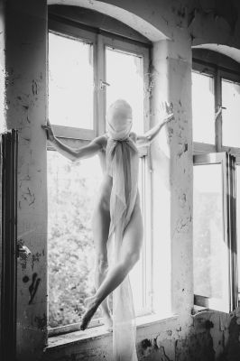 im Fensterkreuz / Nude  Fotografie von Fotograf Thomas Rossi ★4 | STRKNG