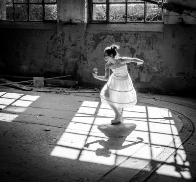 Die mit der Sonne tanzt / Schwarz-weiss  Fotografie von Fotograf Thomas Rossi ★4 | STRKNG