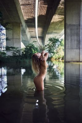 Under The Bridge / Nude  Fotografie von Fotograf Marcus Bodenmann | STRKNG