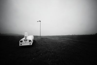 Rainy day on the airfield II / Schwarz-weiss  Fotografie von Fotograf AndreasH. | STRKNG