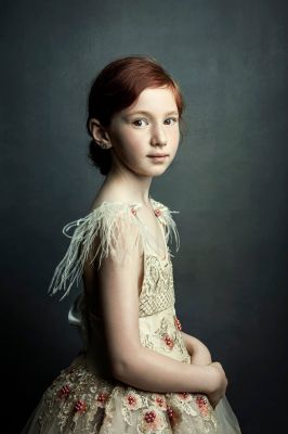 Girl with Feather II / Portrait  Fotografie von Fotograf Levente Kovacs ★1 | STRKNG