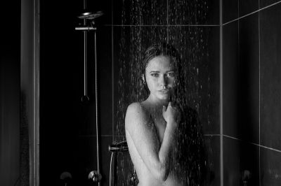 Having a shower / Schwarz-weiss  Fotografie von Fotograf lightflash photodesign | STRKNG